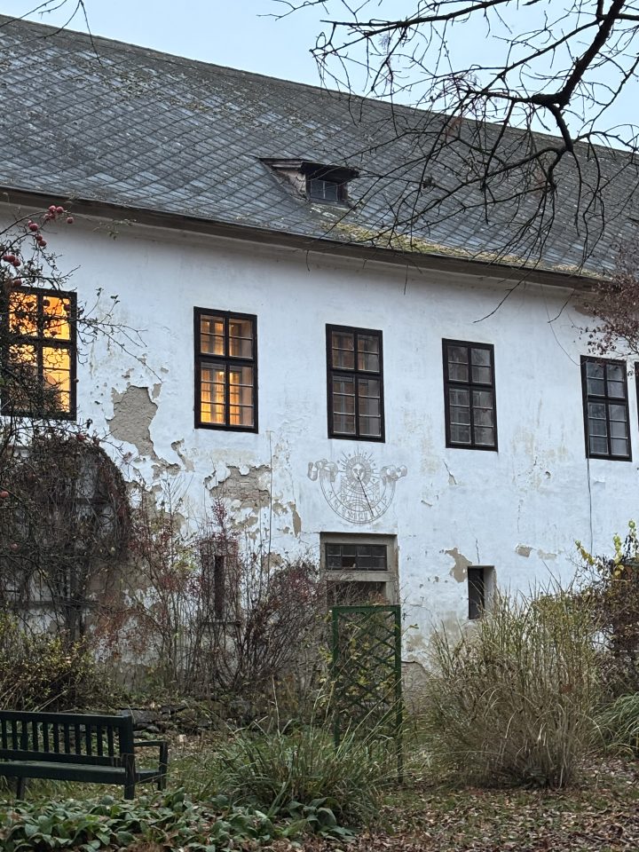 Zámek Petrkov - prohlídka domu, zahrady a výstav, promítání dokumentu