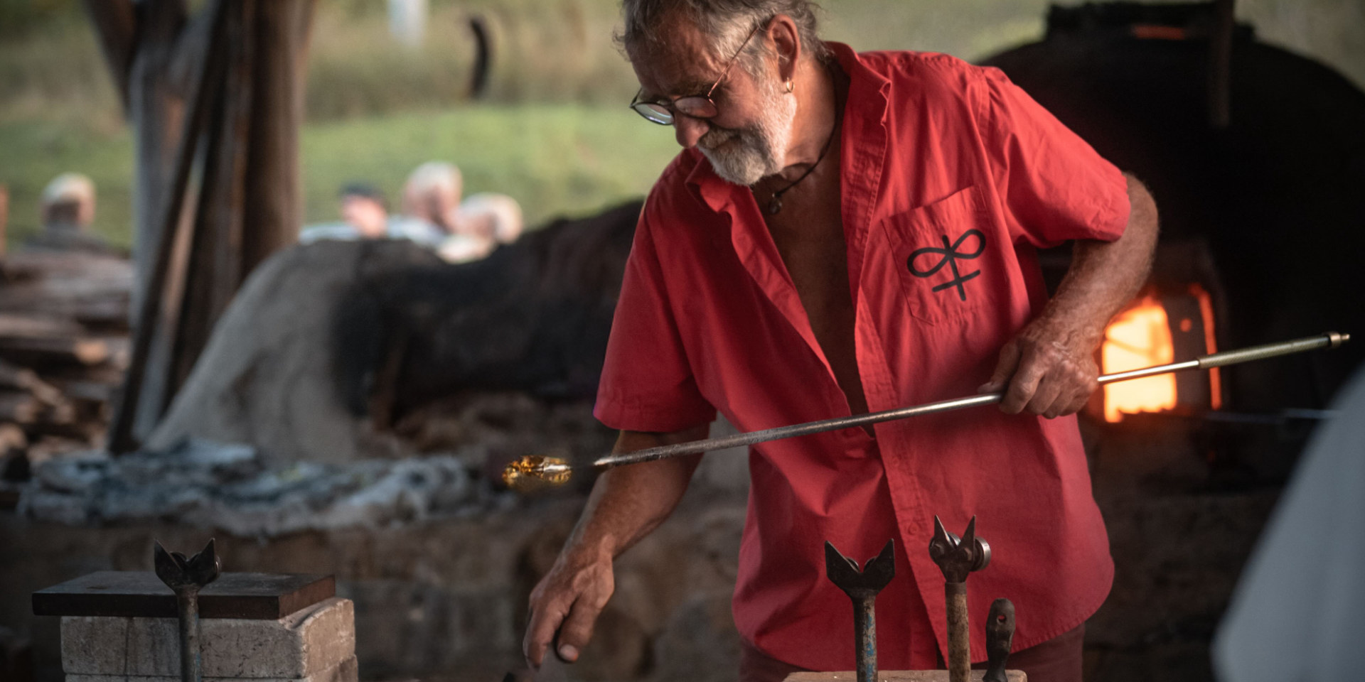 Replika středověké sklářské pece