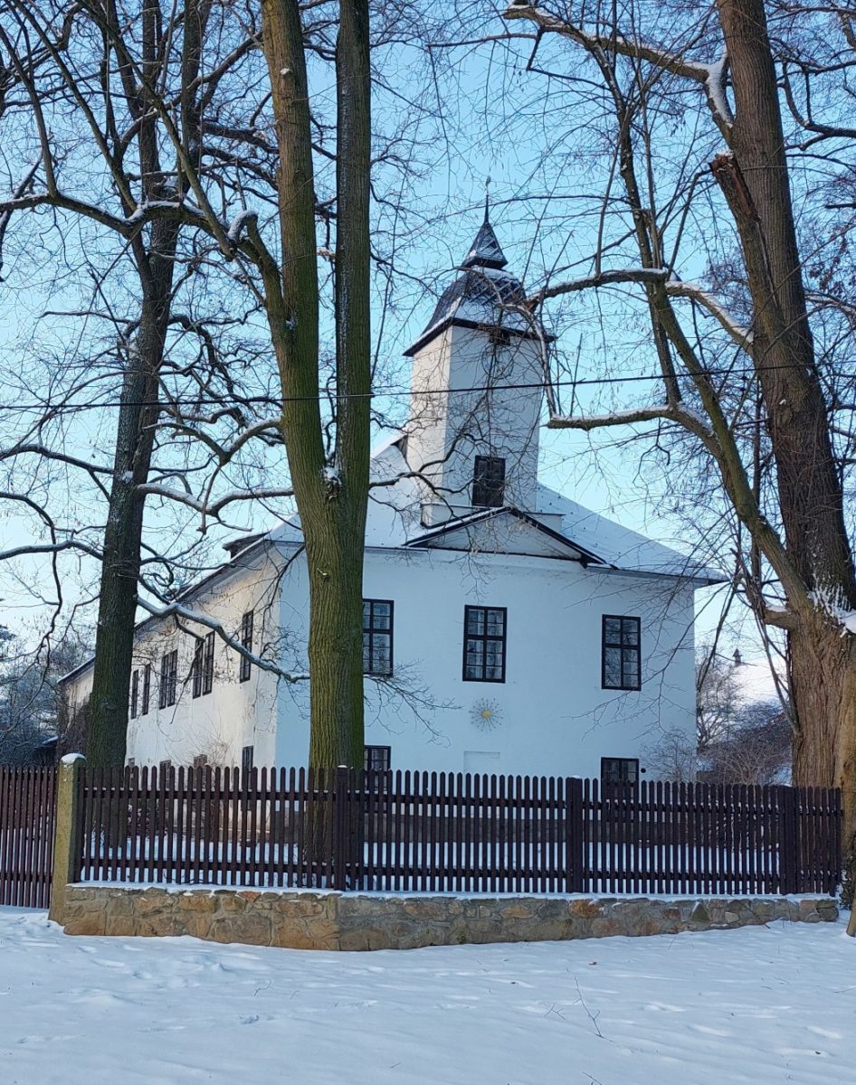 Zámek Petrkov - prohlídka domu, zahrady a výstav, promítání dokumentu