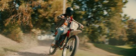 Útěk na motorce ve filmu UFO Švédsko