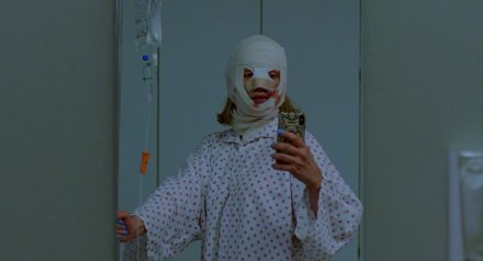 Kristine Kujath Thorp s mobilním telefonem