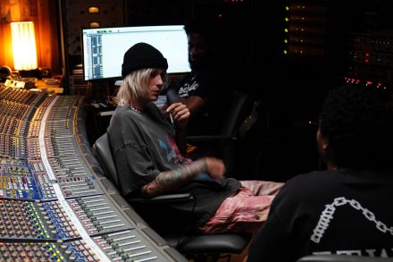 Hlavní roli v novém snímku významného amerického režiséra Tima Suttona ztvránil Colson Baker aka MACHINE GUN KELLY