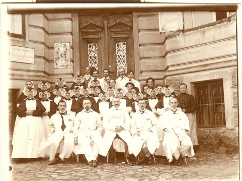 Šedé sestry na společné předválečné fotografii s personálem brodské nemocnice