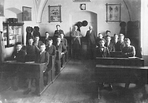 František Petr (v pozadí vpravo) během výuky na gymnáziu, konec 19. století